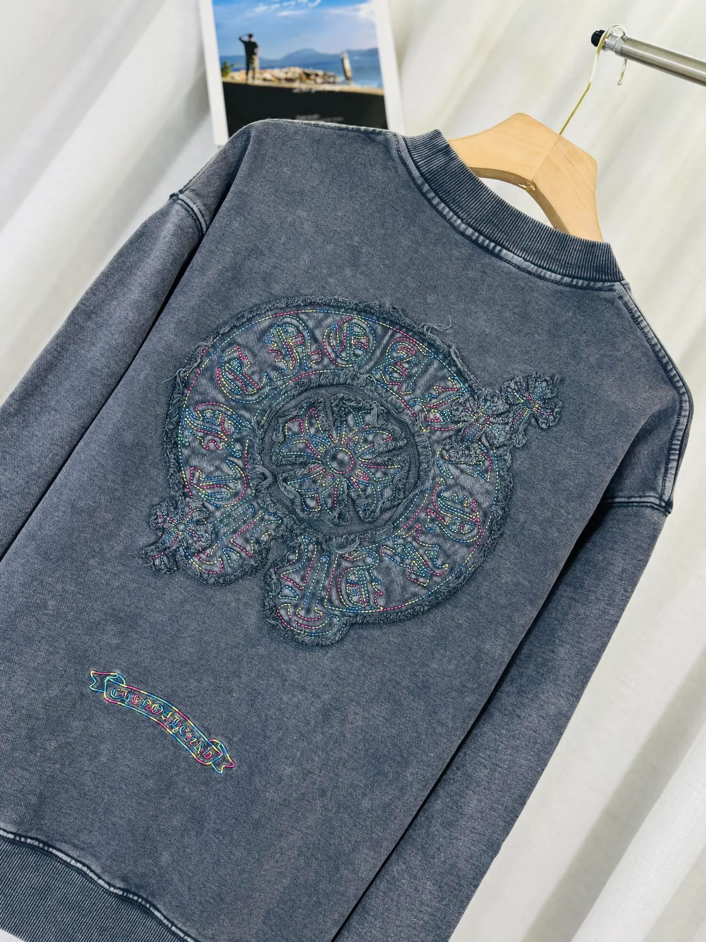 P270 top version, real shot without P, ​​different from market currency) 𝗖𝗵𝗿𝗼𝗺𝗲 𝗛𝗲𝗮𝗿𝘁𝘀/Cro Heart 2025 washed patch embroidery autumn and winter new original single counter American laser burnt 3D three-dimensional color embroidered couple casual sweatshirt 👑The highest version! Customized fabric 430g tripe terry fabric! American acid-washed and distressed original fabric laser burnt ✟appliqué embroidery and exquisite embroidery of letters! The best-selling model in the counter, very comfortable to wear. Accessories: original molded and authenticated collar label➕100% silk wash label. Genuine purchase-grade original hangtag➕matching hanging rope➕3D hanging beads➕original packaging bag. Craftsmanship: The original version has consistent wiring! The highest version of the armhole matching technique! Color: Gray Black Size: S M L XL Style No.: 9306